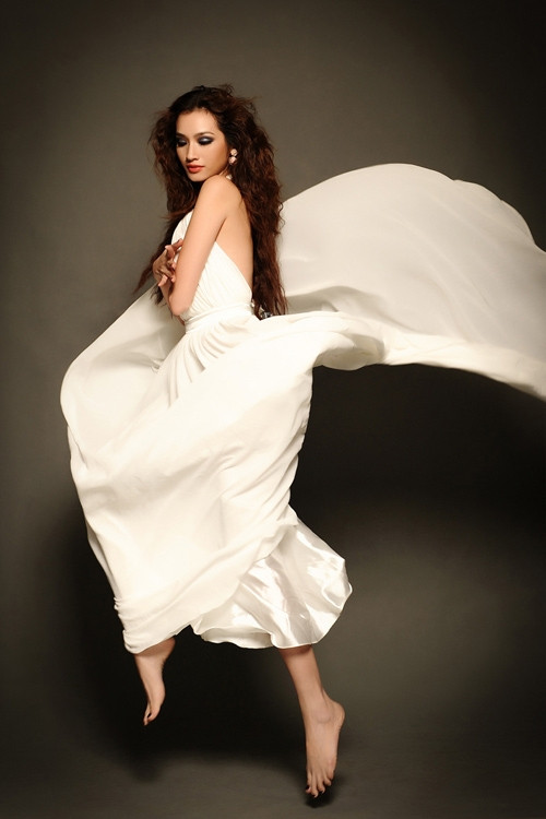 Là một hoa hậu, Trúc Diễm nhận được nhiều lời mời làm gương mặt đại diện cho các nhãn hàng lớn. Cô được mệnh danh là nữ hoàng quảng cáo. Luôn tỏa sáng trên sàn catwalk mỗi khi xuất hiện, Kim Minh là người mẫu hiếm hoi được xếp vào hàng vedette bằng năng lực mà không cần đến các giải thưởng. Trong khi đó, Á hậu Trương Thị May dành nhiều thời gian cho các hoạt động mang tính chất từ thiện, xã hội. Cô được những người làm thời trang ví là viên ngọc đen của làng mẫu hiện nay.