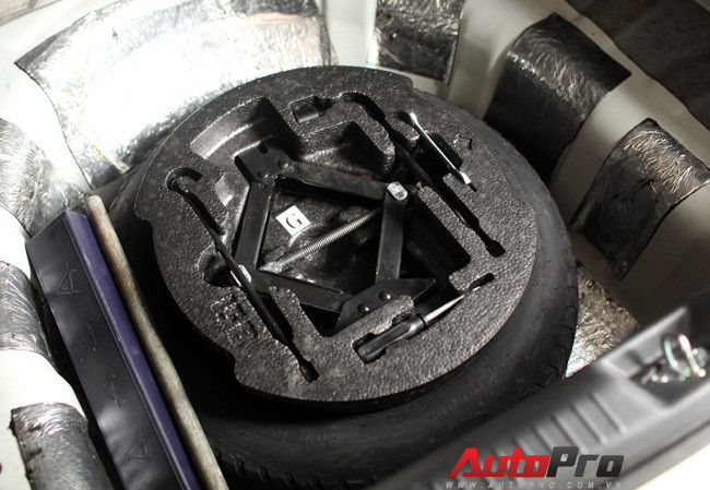 Lốp dự phòng thường được đặt kèm cùng bộ kích gầm xe 