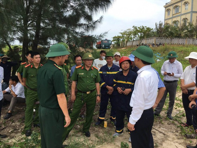 Lực lượng chức năng triển khai các biện pháp tìm kiếm đôi vợ chồng ở xã Triệu Độ mất tích khi đi đánh cá trên biển.