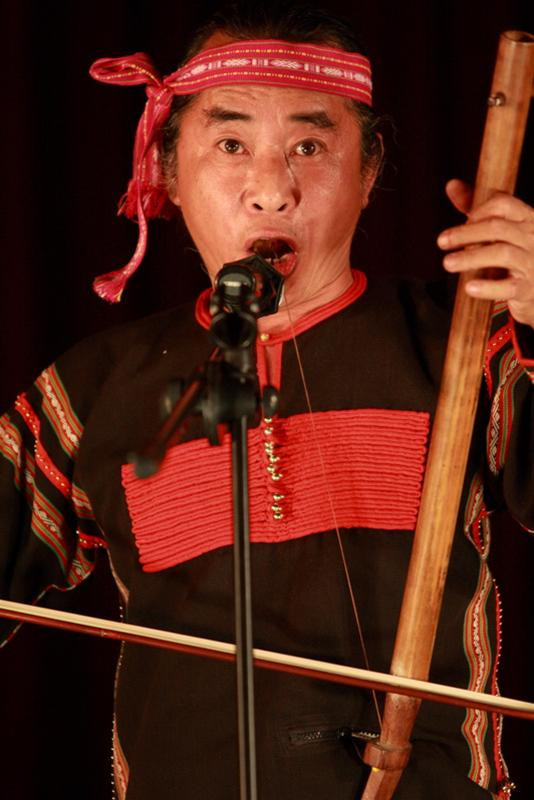 NSƯT Quốc Hùng độc tấu đàn Kơ-ní “Đợi anh về” (dân ca Tây Nguyên) và “Yêu nhau cởi áo cho nhau” (dân ca quan họ Bắc Ninh). Âm thanh lạ kì của cây đàn Kơ-ní đã đem đến cảm xúc thú vị cho khán giả