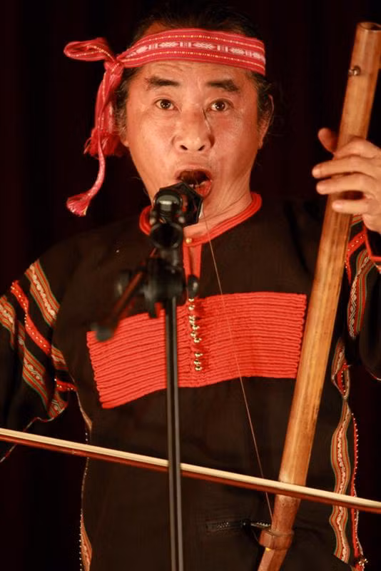 NSƯT Quốc Hùng độc tấu đàn Kơ-ní “Đợi anh về” (dân ca Tây Nguyên) và “Yêu nhau cởi áo cho nhau” (dân ca quan họ Bắc Ninh). Âm thanh lạ kì của cây đàn Kơ-ní đã đem đến cảm xúc thú vị cho khán giả