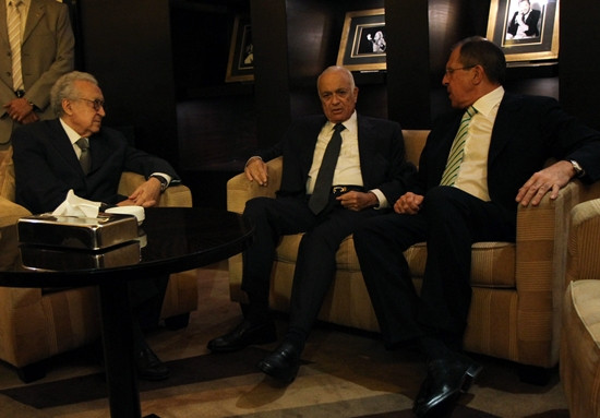 Từ trái qua: Đặc phái viên Lakhdar Brahimi, Tổng thư ký Liên đoàn Ả Rập Nabil al-Arabi, Ngoại trưởng Nga Sergey Lavrov 