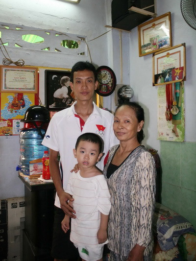 Gia đình Châu sống chen chúc trong ngôi nhà 10m2