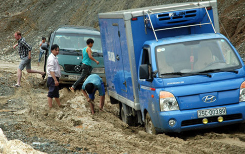 Có đoạn đường biến thành ổ voi, nhiều ôtô đã bị mắc kẹt