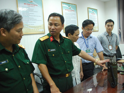 Viện trưởng Viện Nghiên cứu & Phát triển Viettel, thượng tá Nguyễn Đình Chiến (thứ 2 trái sang) đang giới thiệu các thiết bị