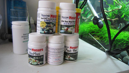 Thức ăn nhập khẩu cho tép cảnh của anh Tuấn Dũng, một lọ 25g có giá tới 330.000 đồng. Ảnh: Nhật Nam . Thức ăn nhập khẩu cho tép cảnh của anh Tuấn Dũng, một lọ 25g có giá tới 330.000 đồng. Ảnh: Nhật Nam