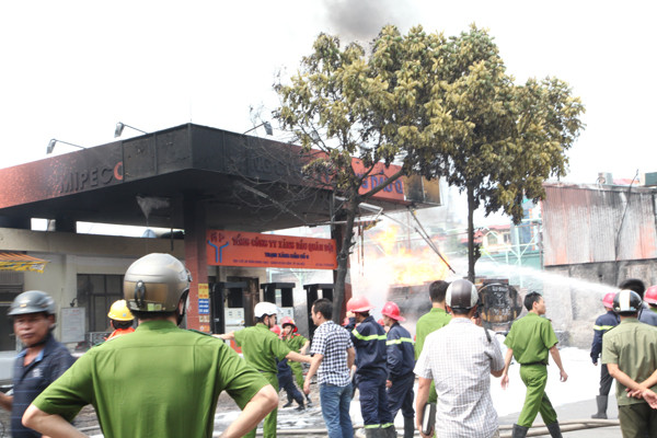 Vẫn bất lực với đám cháy