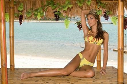 Dayana Mendoza đùa với nắng và sóng biển Nha Trang ảnh 1