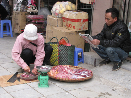 Hằng ngày, họ vừa phải rong ruổi trên khắp các con phố để mưu sinh. Ảnh: Trường Phong