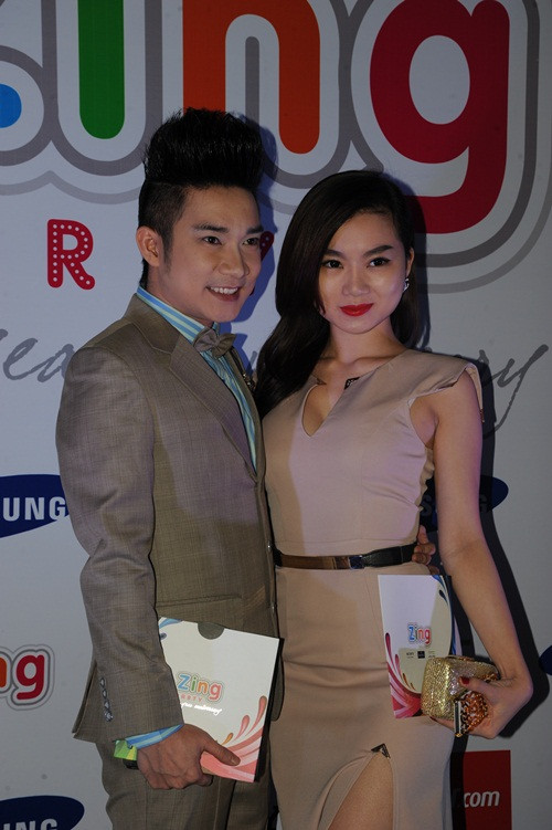 Quang Hà đi dự tiệc cùng bạn gái