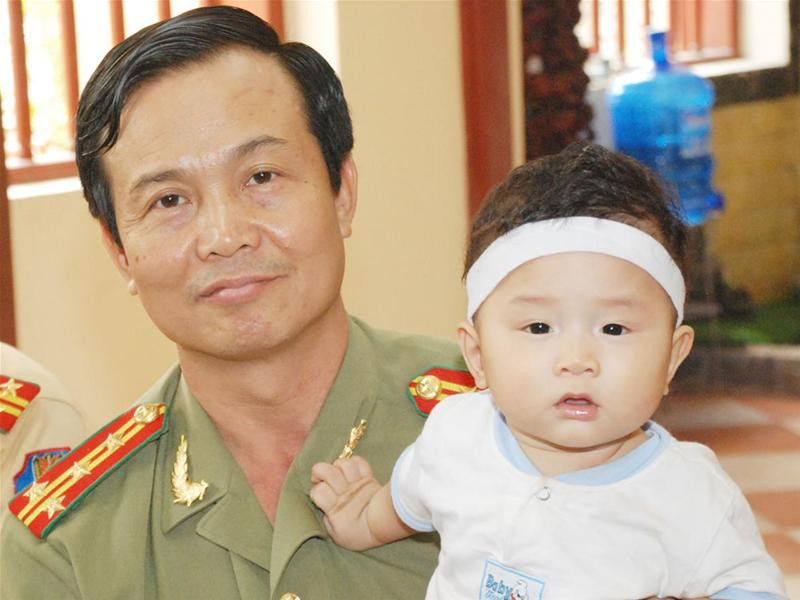 Đại tá, Giám đốc Công an tỉnh Bắc Giang Phạm Văn Minh và con trai liệt sỹ Nguyễn Văn Hoan Đại tá, Giám đốc Công an tỉnh Bắc Giang Phạm Văn Minh và con trai liệt sỹ Nguyễn Văn Hoan