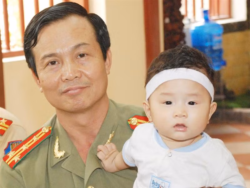 Đại tá, Giám đốc Công an tỉnh Bắc Giang Phạm Văn Minh và con trai liệt sỹ Nguyễn Văn Hoan