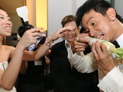 Màn hôn củ cải khó nhằn