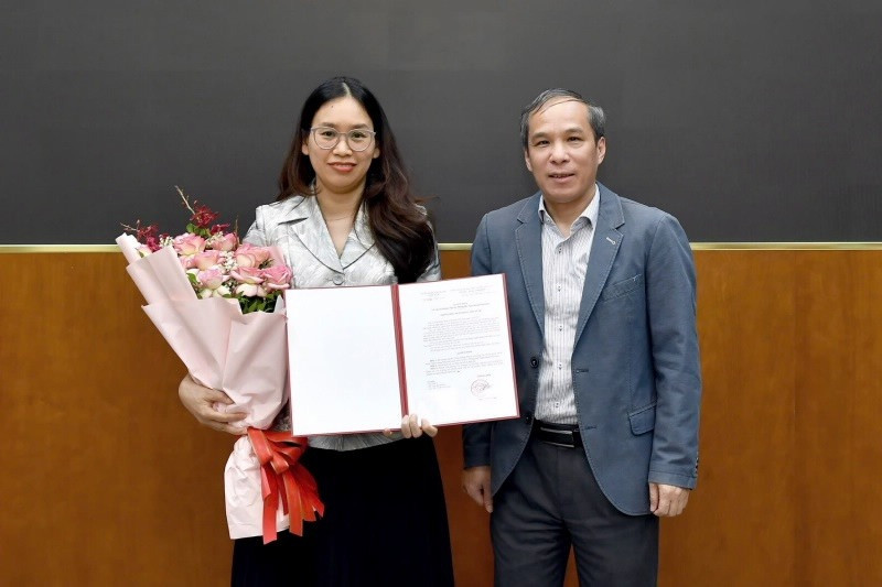 Phó Thống đốc NHNN Đoàn Thái Sơn trao Quyết định bổ nhiệm cho bà Bùi Thúy Hằng. Ảnh: Thời báo Ngân hàng.