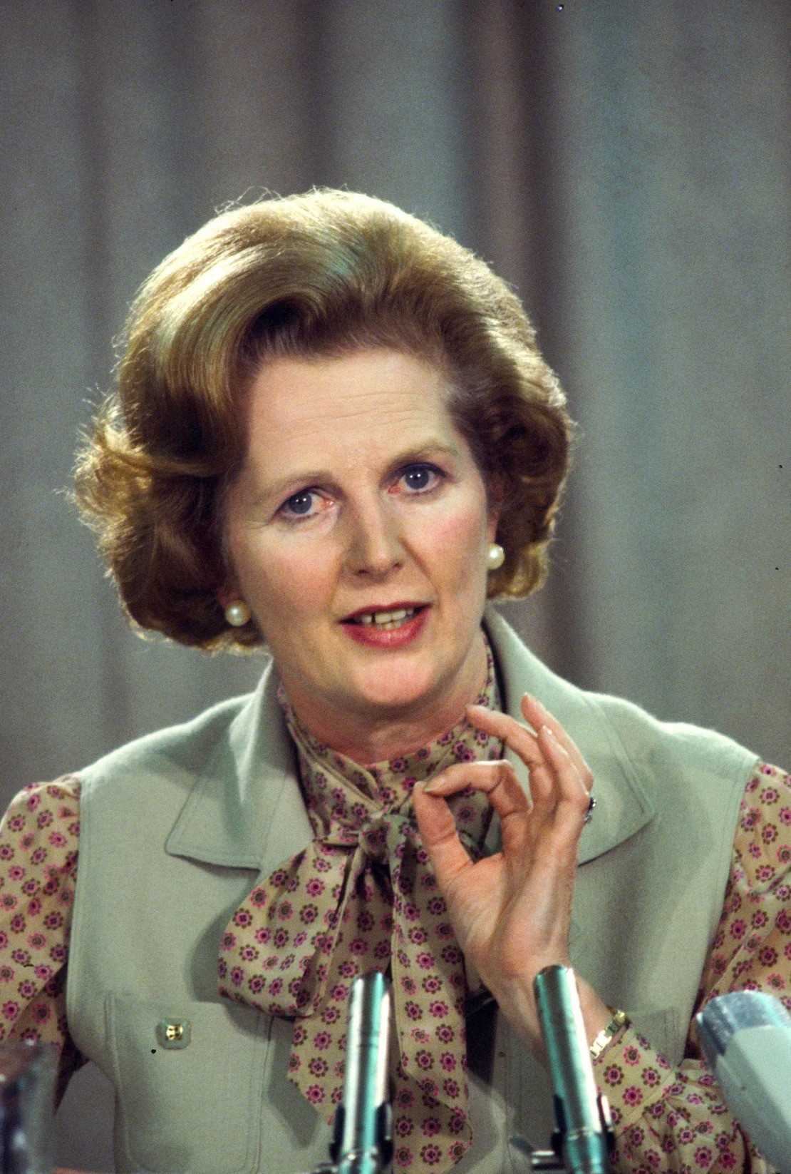 Cựu thủ tướng Anh Margaret Thatcher ưa chuộng kiểu áo nơ pussybow. Ảnh: Getty Images. Cựu thủ tướng Anh Margaret Thatcher ưa chuộng kiểu áo nơ pussybow. Ảnh: Getty Images.