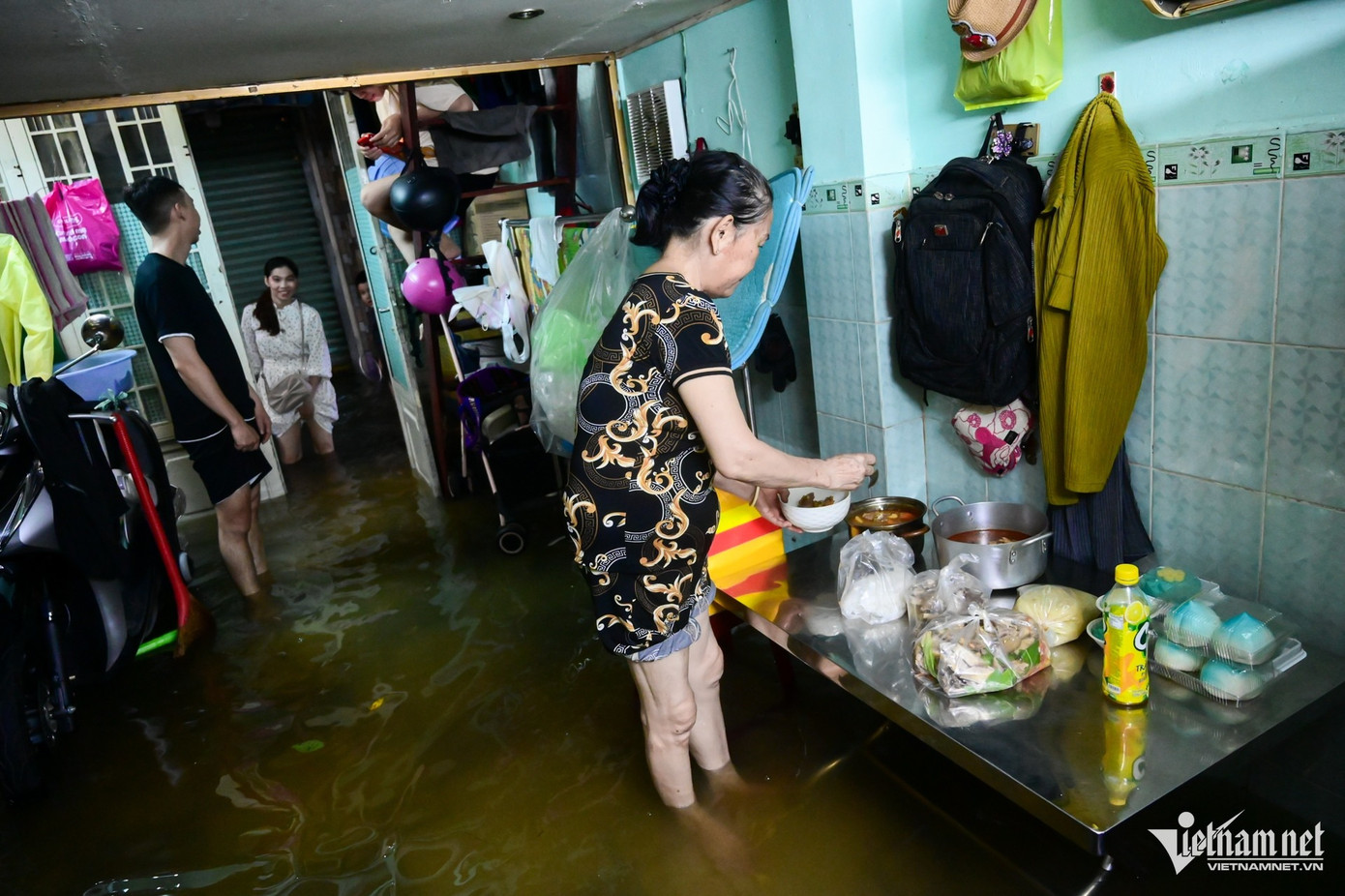 Cách đó khoảng 7km, căn phòng tầng trệt nhà bà Mai Thị Tám (hẻm 67 đường Bùi Văn Ba, quận 7) bị nước ngập lênh láng đã 2 ngày nay. Hôm nay là ngày thôi nôi của cháu bà Tám, gia đình phải tổ chức ở ngoài quán ăn. Cách đó khoảng 7km, căn phòng tầng trệt nhà bà Mai Thị Tám (hẻm 67 đường Bùi Văn Ba, quận 7) bị nước ngập lênh láng đã 2 ngày nay. Hôm nay là ngày thôi nôi của cháu bà Tám, gia đình phải tổ chức ở ngoài quán ăn.