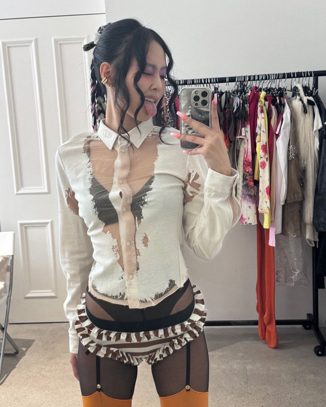 Jennie đáp trả anti-fan với những bộ đồ hở bạo hơn cả trong MV. Ảnh: IG. Jennie đáp trả anti-fan với những bộ đồ hở bạo hơn cả trong MV. Ảnh: IG.