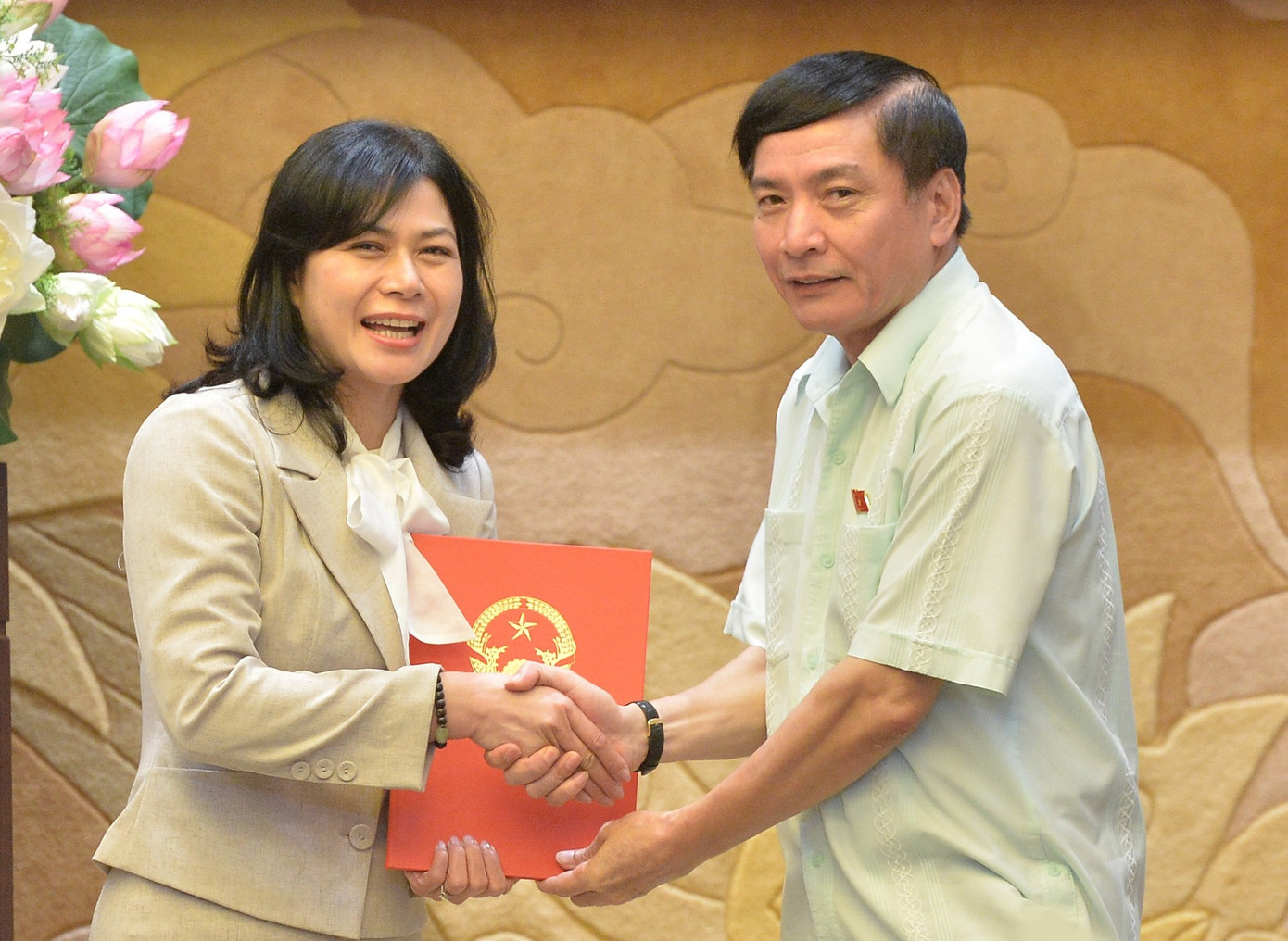 Tổng Thư ký Quốc hội, Chủ nhiệm Văn phòng Quốc hội Bùi Văn Cường trao quyết định bổ nhiệm Phó Vụ trưởng Văn phòng Đảng Đoàn Quốc hội Vũ Thị Lan Anh giữ chức Vụ trưởng Văn phòng Đảng Đoàn Quốc hội. Ảnh: ĐBND. Tổng Thư ký Quốc hội, Chủ nhiệm Văn phòng Quốc hội Bùi Văn Cường trao quyết định bổ nhiệm Phó Vụ trưởng Văn phòng Đảng Đoàn Quốc hội Vũ Thị Lan Anh giữ chức Vụ trưởng Văn phòng Đảng Đoàn Quốc hội. Ảnh: ĐBND.