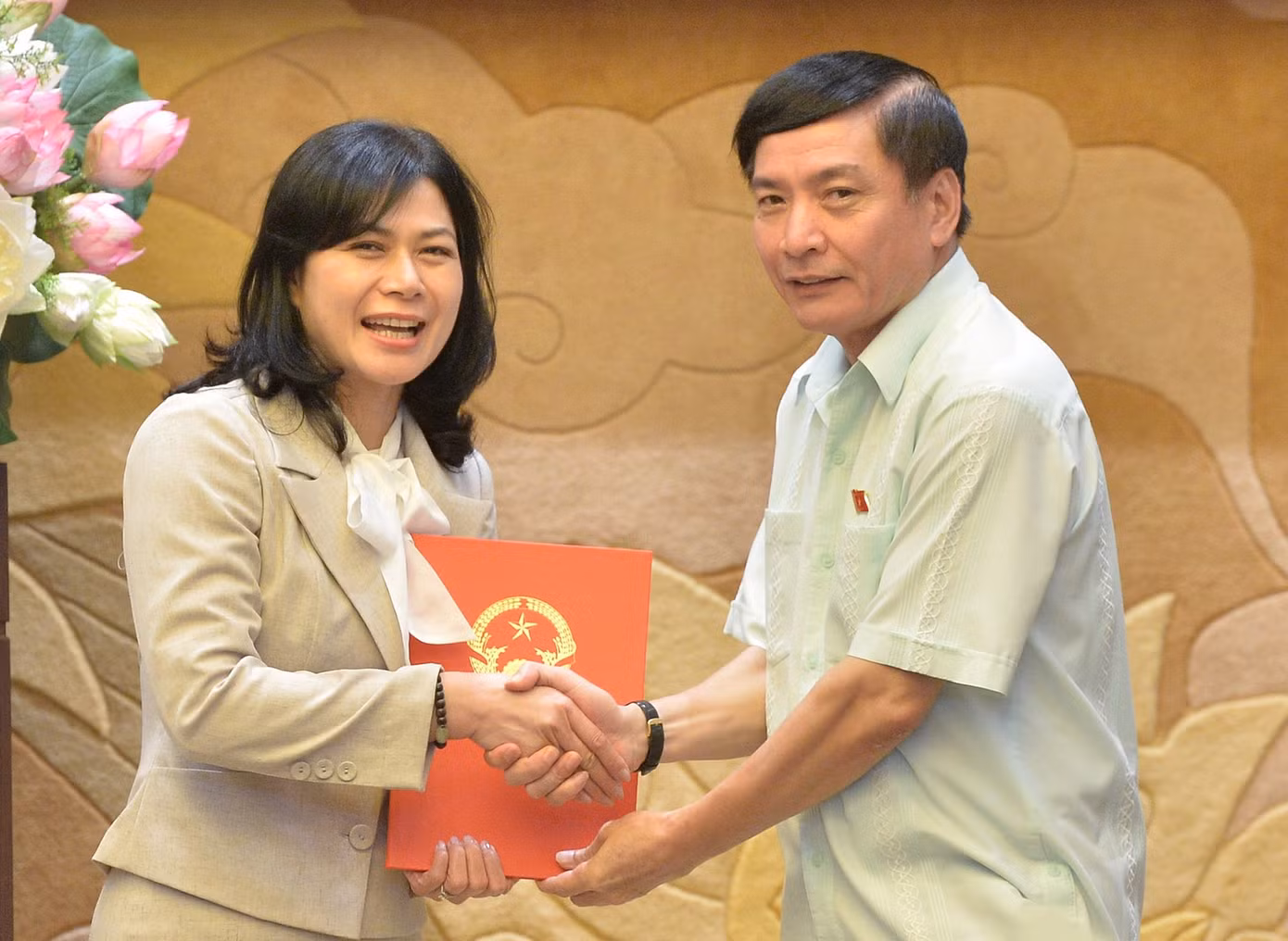 Tổng Thư ký Quốc hội, Chủ nhiệm Văn phòng Quốc hội Bùi Văn Cường trao quyết định bổ nhiệm Phó Vụ trưởng Văn phòng Đảng Đoàn Quốc hội Vũ Thị Lan Anh giữ chức Vụ trưởng Văn phòng Đảng Đoàn Quốc hội. Ảnh: ĐBND.