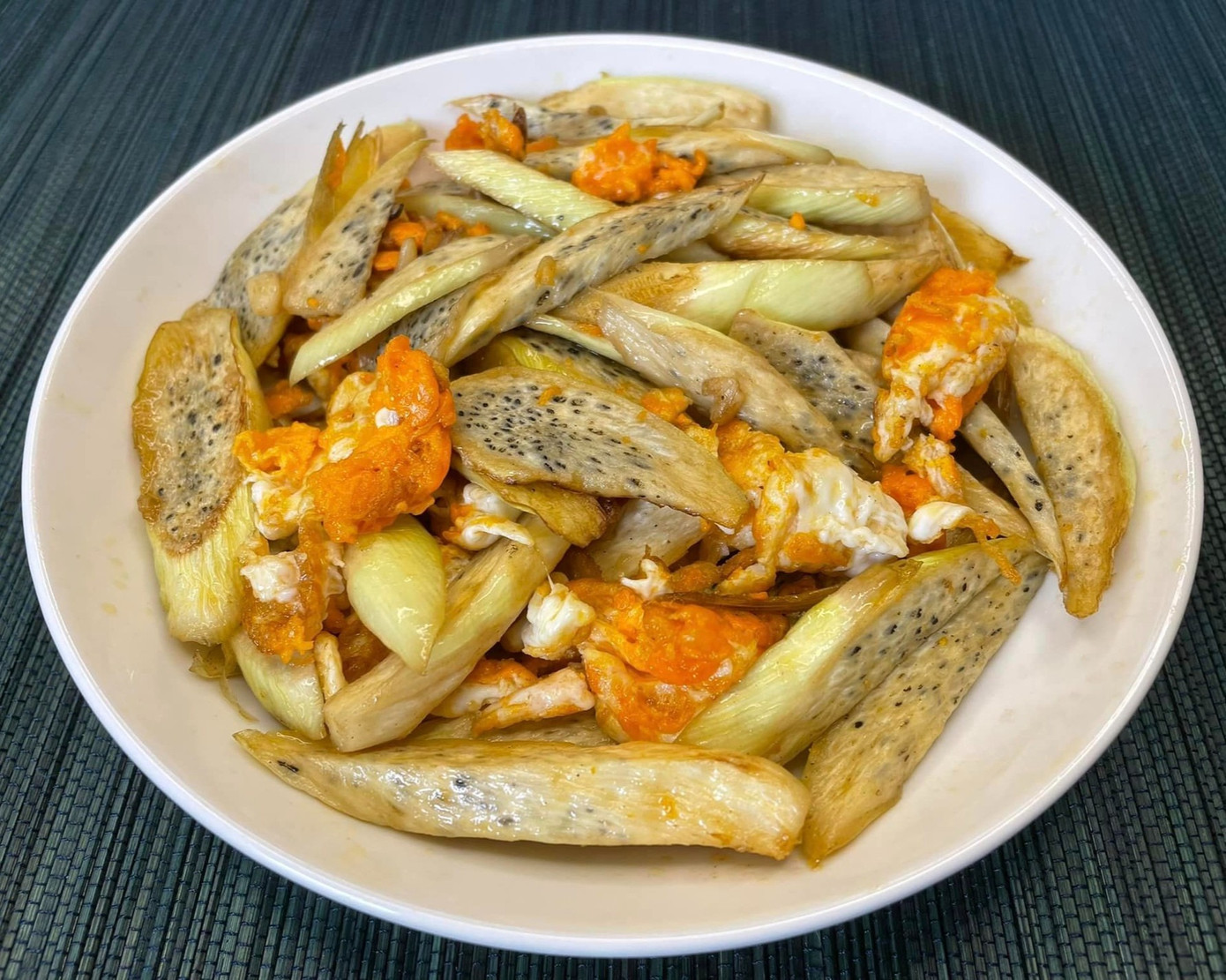 Hai món ngon "tốn cơm" từ củ niễng là niễng xào trứng và niễng xào thịt bò. Ảnh: Hường Nguyễn.