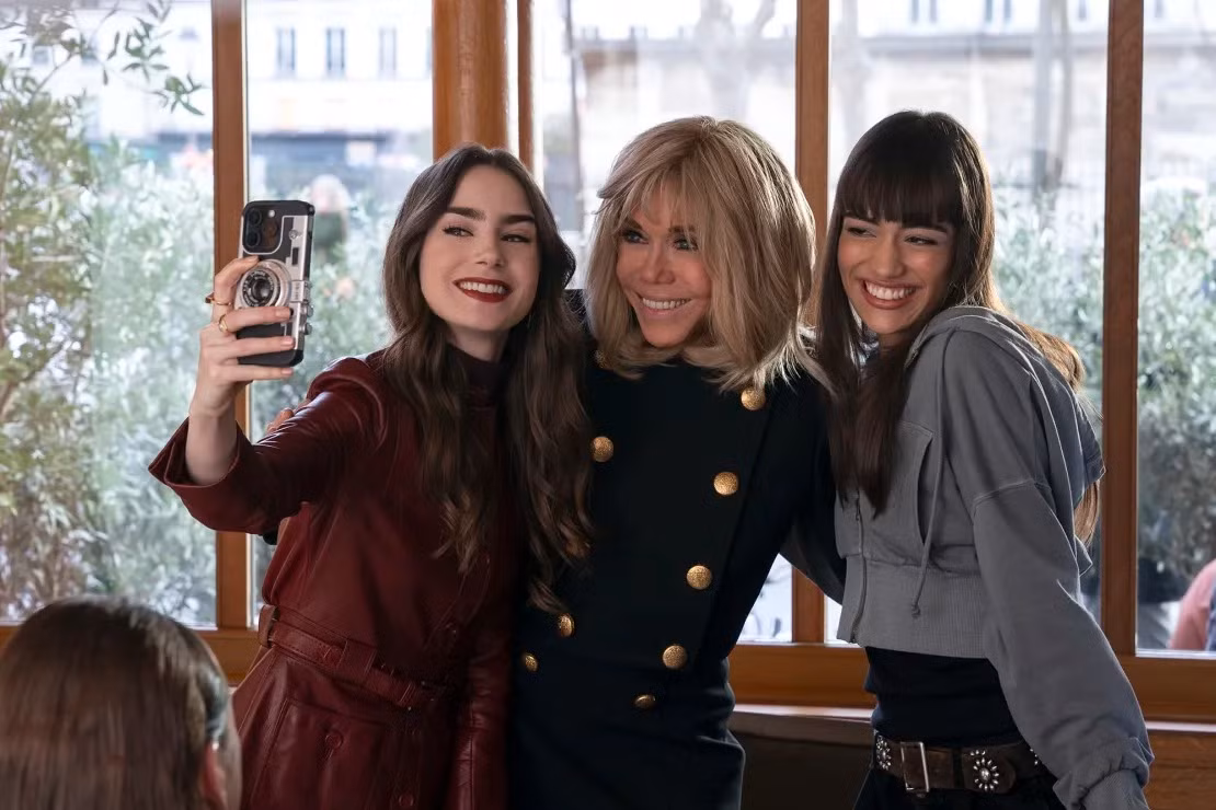 Đệ nhất phu nhân Pháp xuất hiện thoáng qua trong Emily in Paris mùa 4. Ảnh: Netflix.