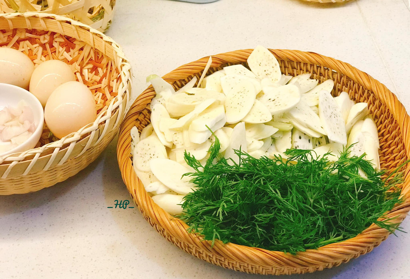 Củ niễng chỉ có theo mùa, từ tháng 10 đến tháng 11. Ảnh: Phạm Thu Hà.