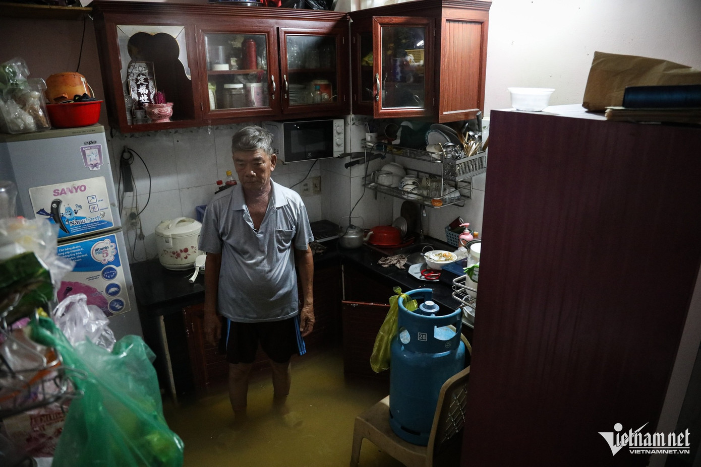 Nhà của ông Nguyễn Văn Nghệ (62 tuổi) bị ngập vào tận phía sau nhà bếp. Máy giặt và tủ lạnh bị hỏng, ông phải chờ qua đợt triều mới mang đi sửa chữa. “May mà nhà tôi có lầu ở trên nên có thể sinh hoạt tạm, nếu không chắc phải bán nhà đi luôn chứ ở vậy hoài không nổi” - ông than thở. Nhà của ông Nguyễn Văn Nghệ (62 tuổi) bị ngập vào tận phía sau nhà bếp. Máy giặt và tủ lạnh bị hỏng, ông phải chờ qua đợt triều mới mang đi sửa chữa. “May mà nhà tôi có lầu ở trên nên có thể sinh hoạt tạm, nếu không chắc phải bán nhà đi luôn chứ ở vậy hoài không nổi” - ông than thở.