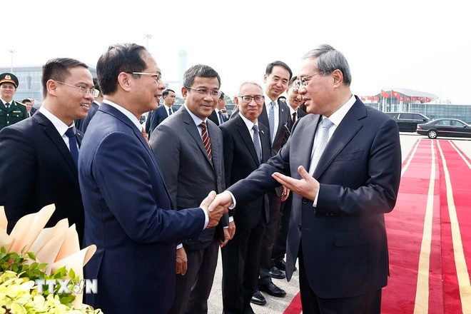 Phó Thủ tướng, Bộ trưởng Ngoại giao Bùi Thanh Sơn tiễn Thủ tướng Trung Quốc Lý Cường tại Sân bay quốc tế Nội Bài. (Ảnh: Doãn Tấn/TTXVN)