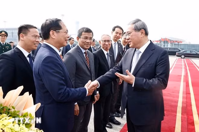 Phó Thủ tướng, Bộ trưởng Ngoại giao Bùi Thanh Sơn tiễn Thủ tướng Trung Quốc Lý Cường tại Sân bay quốc tế Nội Bài. (Ảnh: Doãn Tấn/TTXVN)