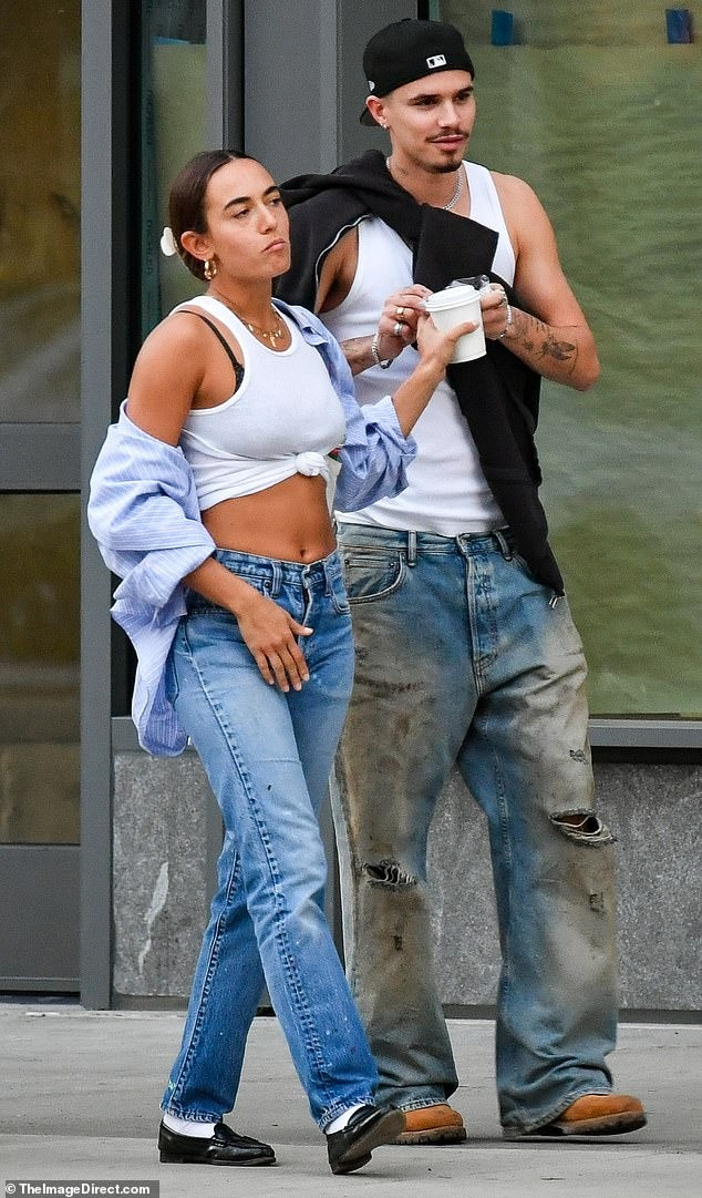 Romeo Beckham được phát hiện đi chơi với &quot;gái lạ&quot; trên phố New York. Ảnh: TheImageDirect.