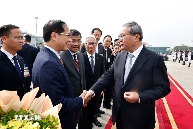 Phó Thủ tướng, Bộ trưởng Ngoại giao Bùi Thanh Sơn tiễn Thủ tướng Trung Quốc Lý Cường tại Sân bay quốc tế Nội Bài. (Ảnh: Doãn Tấn/TTXVN)