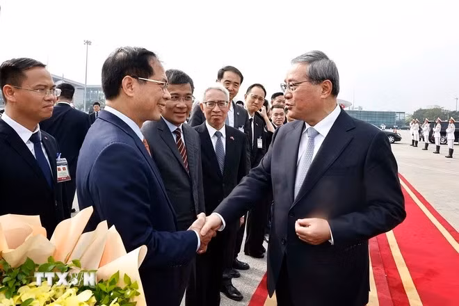 Phó Thủ tướng, Bộ trưởng Ngoại giao Bùi Thanh Sơn tiễn Thủ tướng Trung Quốc Lý Cường tại Sân bay quốc tế Nội Bài. (Ảnh: Doãn Tấn/TTXVN)