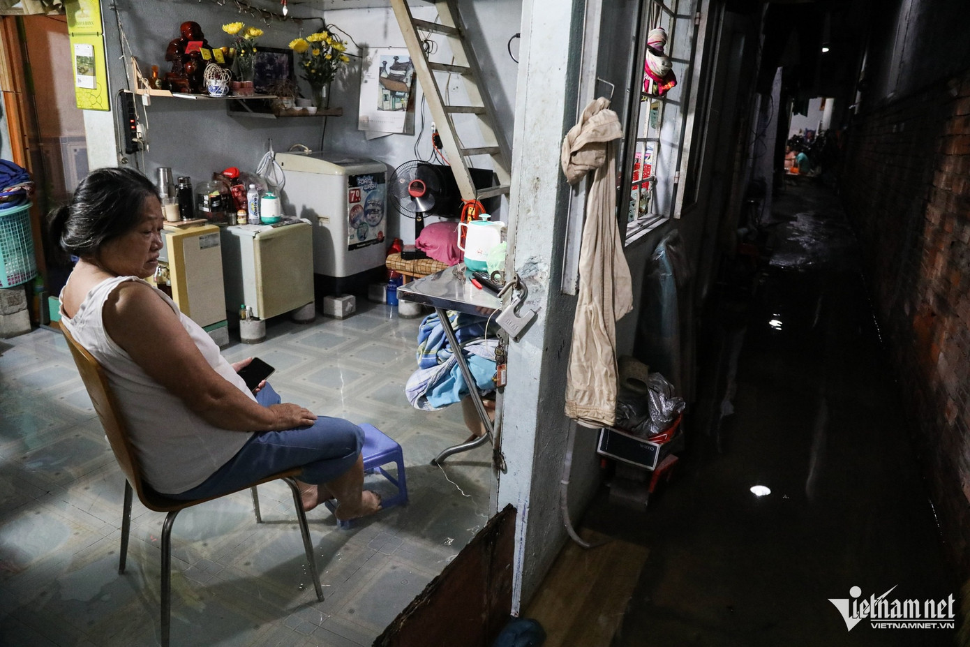 Dãy trọ nằm sâu trong hẻm trên đường Huỳnh Tấn Phát cũng bị nước tấn công. Bà Thu (quê Đồng Tháp) ở trọ cùng gia đình con trai đành ngâm chân trong nước để lo việc ăn uống, sinh hoạt. Dãy trọ nằm sâu trong hẻm trên đường Huỳnh Tấn Phát cũng bị nước tấn công. Bà Thu (quê Đồng Tháp) ở trọ cùng gia đình con trai đành ngâm chân trong nước để lo việc ăn uống, sinh hoạt.