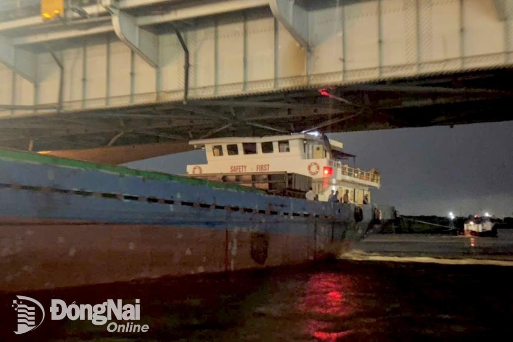 Tàu Việt Á 999 bị kẹt dưới cầu Đồng Nai (khu vực giáp ranh tỉnh Đồng Nai và tỉnh Bình Dương) vào khuya 13/10. Ảnh: CTV Tàu Việt Á 999 bị kẹt dưới cầu Đồng Nai (khu vực giáp ranh tỉnh Đồng Nai và tỉnh Bình Dương) vào khuya 13/10. Ảnh: CTV