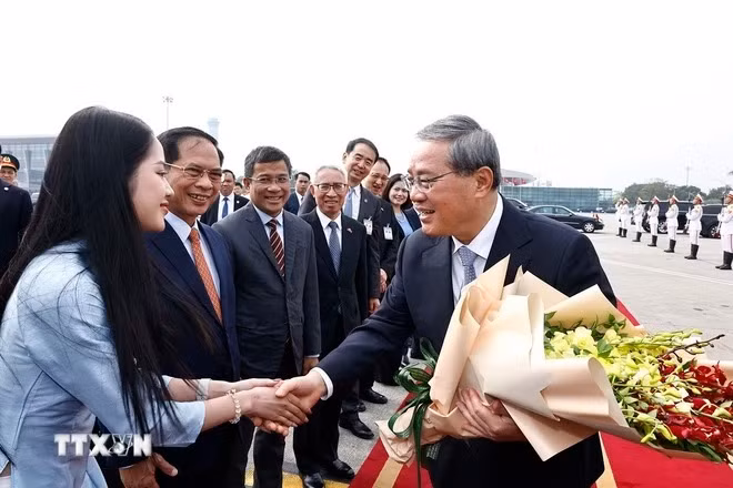 Lễ tiễn Thủ tướng Trung Quốc Lý Cường tại Sân bay quốc tế Nội Bài. (Ảnh: Doãn Tấn/TTXVN)