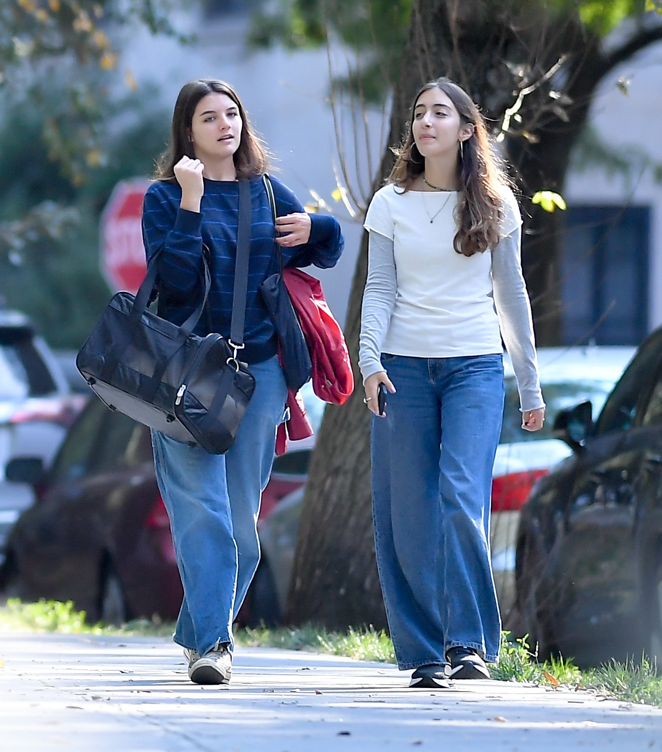 Suri dạo phố cùng bạn gái ở New York. Ảnh: TheImageDirect.com.