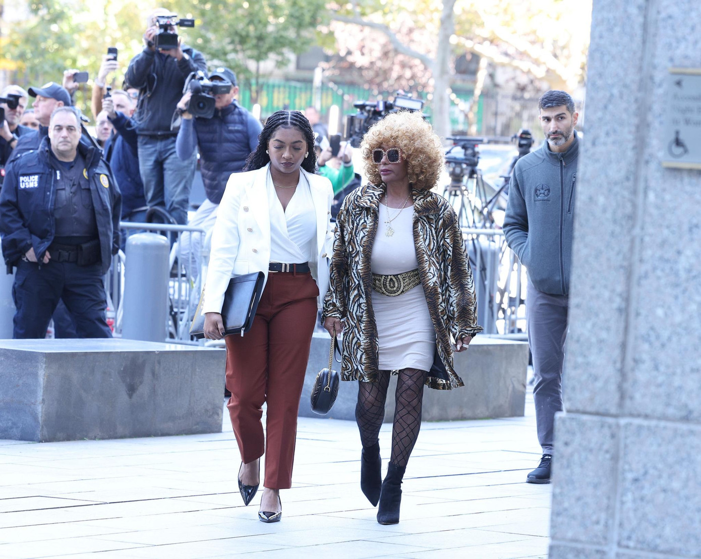 Mẹ của Diddy bị chê cười vì mặc như đi dự show thời trang khi đến phiên tòa đầu tiên của con trai. Ảnh: Brigitte Stelzer. Mẹ của Diddy bị chê cười vì mặc như đi dự show thời trang khi đến phiên tòa đầu tiên của con trai. Ảnh: Brigitte Stelzer.