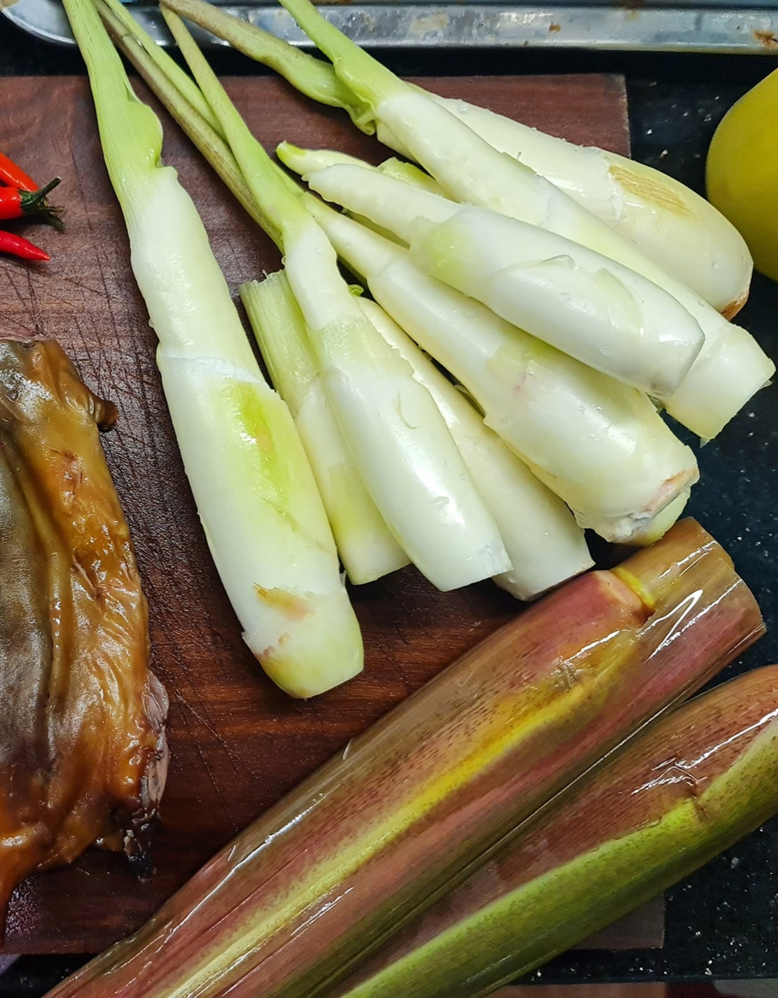 Niễng non sẽ có ruột trắng, còn niễng để già sẽ xuất hiện các đốm đen. Ảnh: Phan Hồng Sơn.