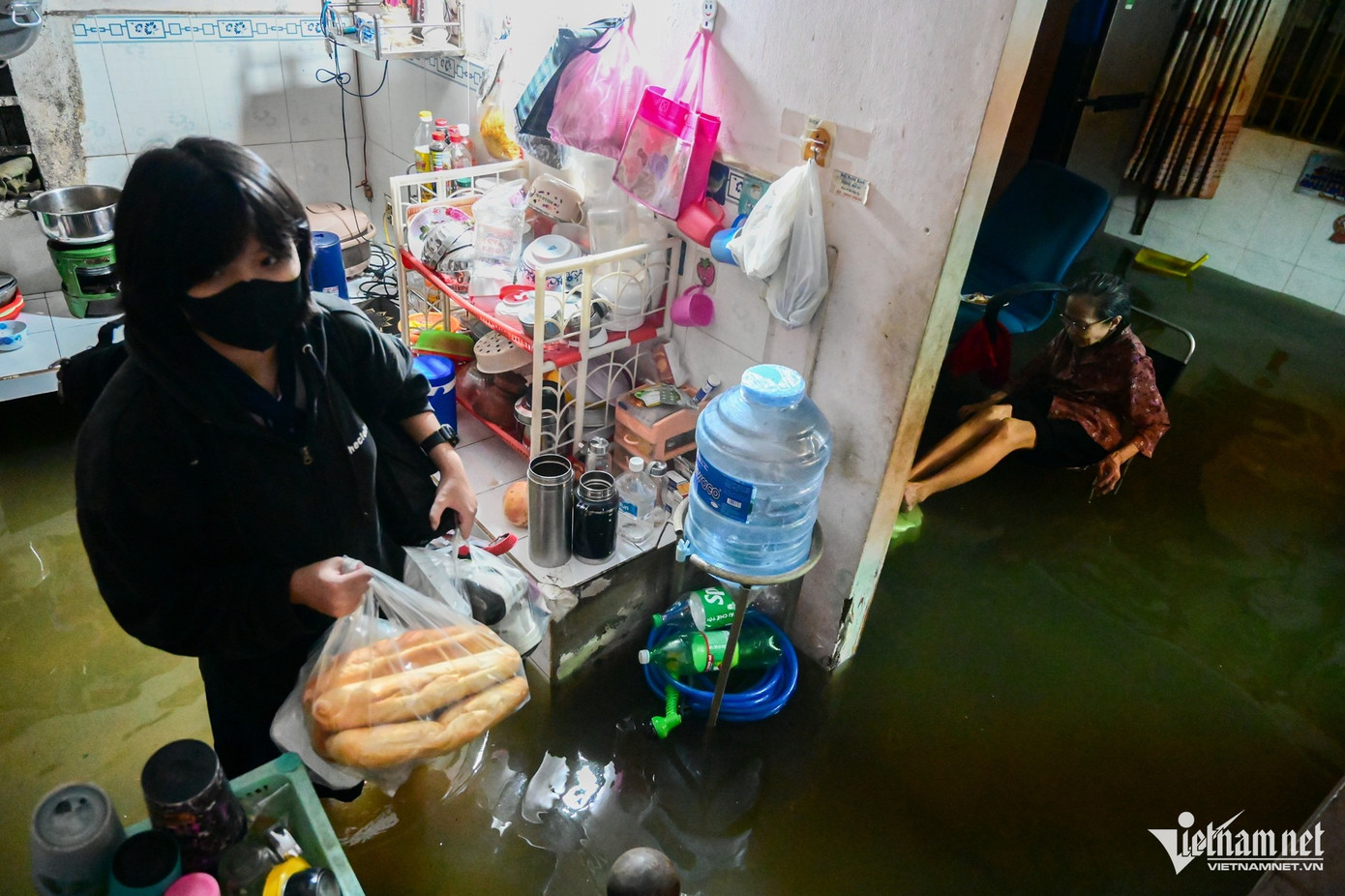 Tại nhà chị Ngô Thị Tuyết Hạnh, nước ngập tới gần đầu gối. "Gia đình tôi phải mua đồ ăn sẵn vì không thể sửa dụng bếp điện. Phòng vệ sinh bị ngập hoàn toàn khiến việc tắm rửa vô cùng khó khăn" - chị Hạnh nói. Tại nhà chị Ngô Thị Tuyết Hạnh, nước ngập tới gần đầu gối. "Gia đình tôi phải mua đồ ăn sẵn vì không thể sửa dụng bếp điện. Phòng vệ sinh bị ngập hoàn toàn khiến việc tắm rửa vô cùng khó khăn" - chị Hạnh nói.