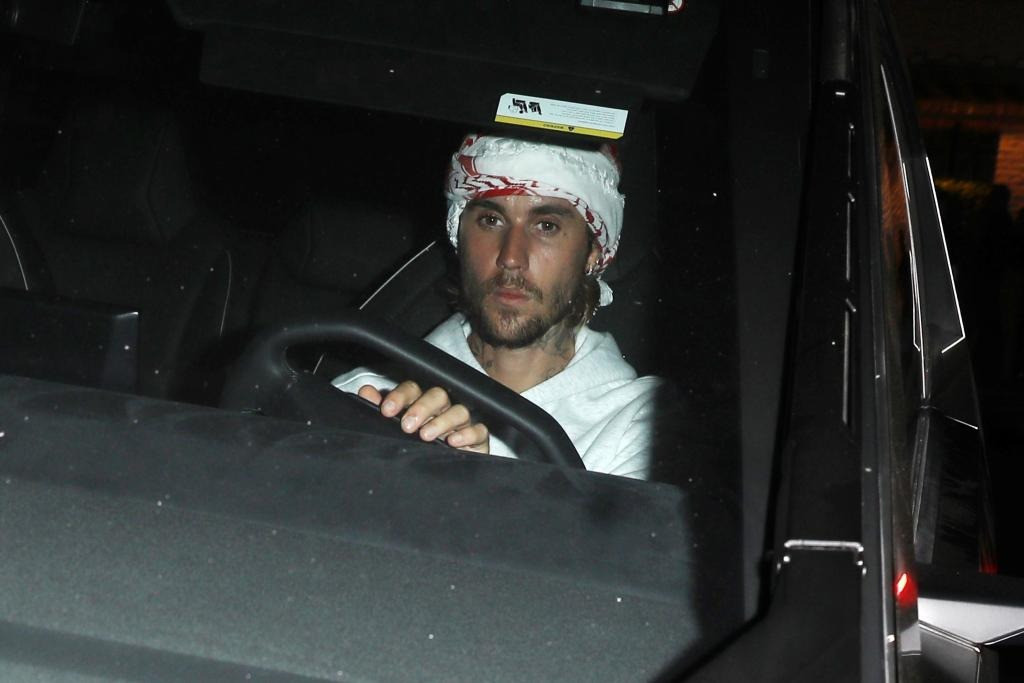 Justin Bieber buồn bã lái xe trên phố Los Angeles vào ngày 4/10. Ảnh: BackGrid. Justin Bieber buồn bã lái xe trên phố Los Angeles vào ngày 4/10. Ảnh: BackGrid.