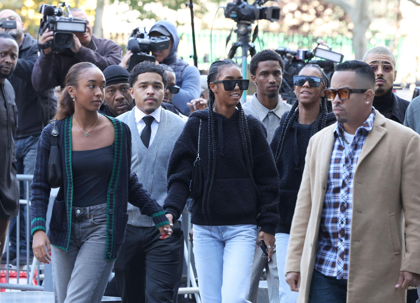 Các con của Diddy đến ủng hộ nam rapper trong phiên điều trần. Cặp song sinh bị khán giả mỉa mai vì cười đùa bên ngoài tòa án. Ảnh: Brigitte Stelzer. Các con của Diddy đến ủng hộ nam rapper trong phiên điều trần. Cặp song sinh bị khán giả mỉa mai vì cười đùa bên ngoài tòa án. Ảnh: Brigitte Stelzer.