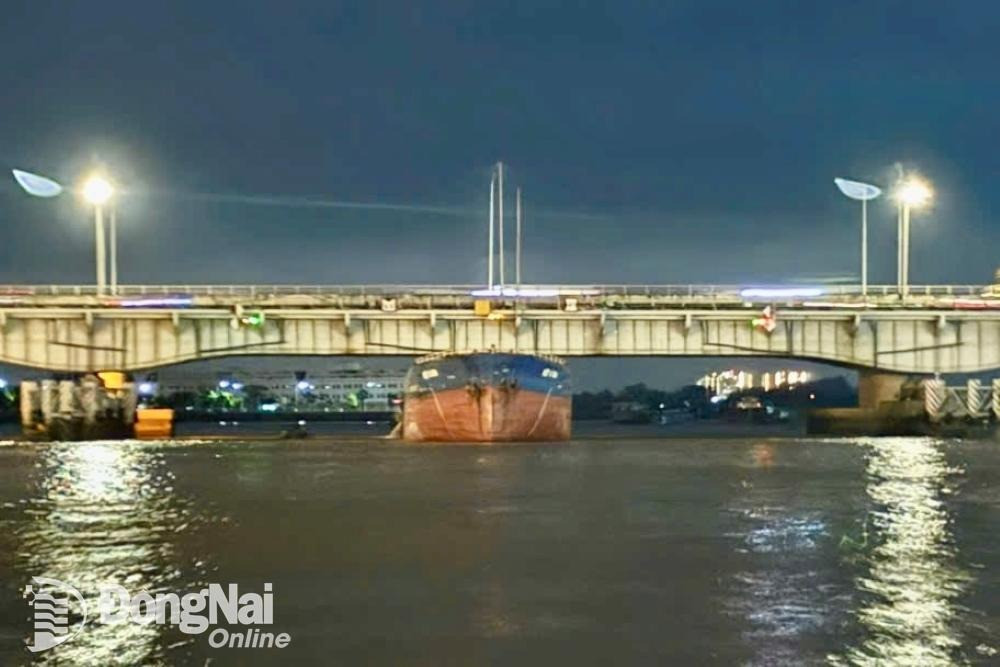 Tàu Việt Á 999 bị kẹt dưới cầu Đồng Nai (khu vực giáp ranh tỉnh Đồng Nai và tỉnh Bình Dương) vào khuya 13/10. Ảnh: CTV Tàu Việt Á 999 bị kẹt dưới cầu Đồng Nai (khu vực giáp ranh tỉnh Đồng Nai và tỉnh Bình Dương) vào khuya 13/10. Ảnh: CTV