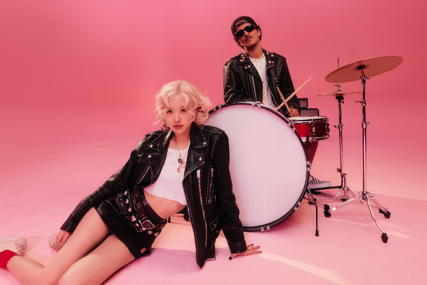 Rosé thống trị nhiều bảng xếp hạng ở Hàn Quốc và quốc tế, thậm chí toàn cầu. Rosé thống trị nhiều bảng xếp hạng ở Hàn Quốc và quốc tế, thậm chí toàn cầu.