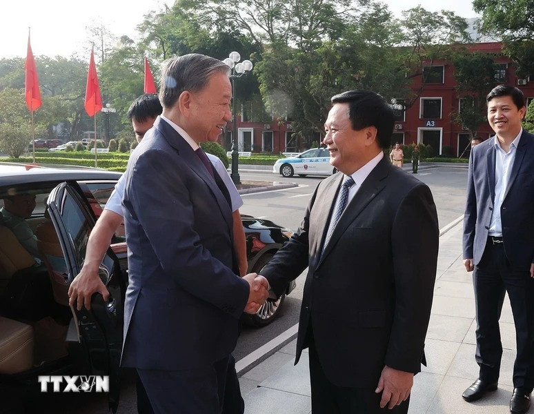 Giáo sư, Tiến sỹ Nguyễn Xuân Thắng, Ủy viên Bộ Chính trị, Giám đốc Học viện Chính trị Quốc gia Hồ Chí Minh, Chủ tịch Hội đồng Lý luận Trung ương đón Tổng Bí thư, Chủ tịch nước Tô Lâm. (Ảnh: Trí Dũng/TTXVN)