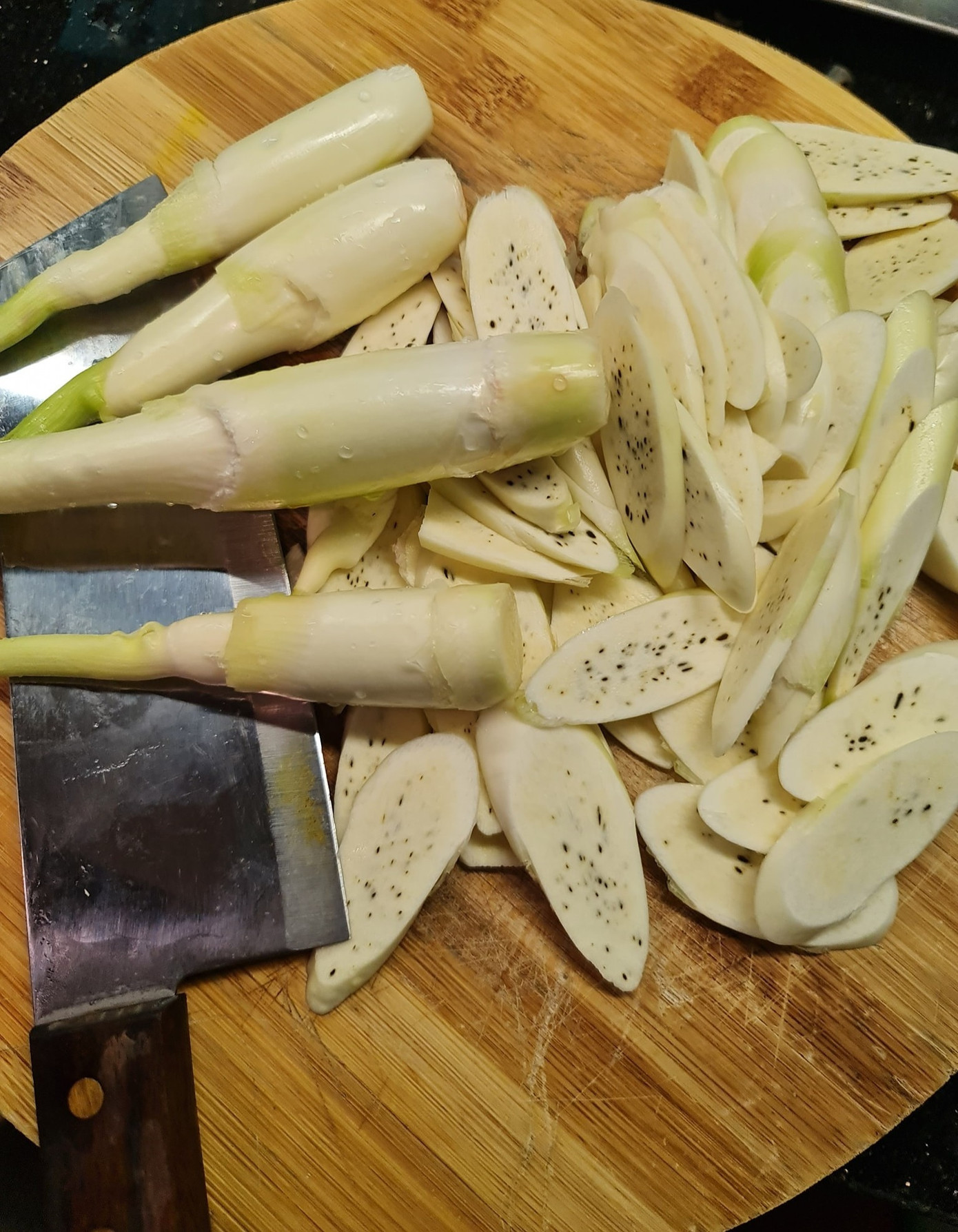 Niễng non sẽ có ruột trắng, còn niễng để già sẽ xuất hiện các đốm đen. Ảnh: Phan Hồng Sơn.