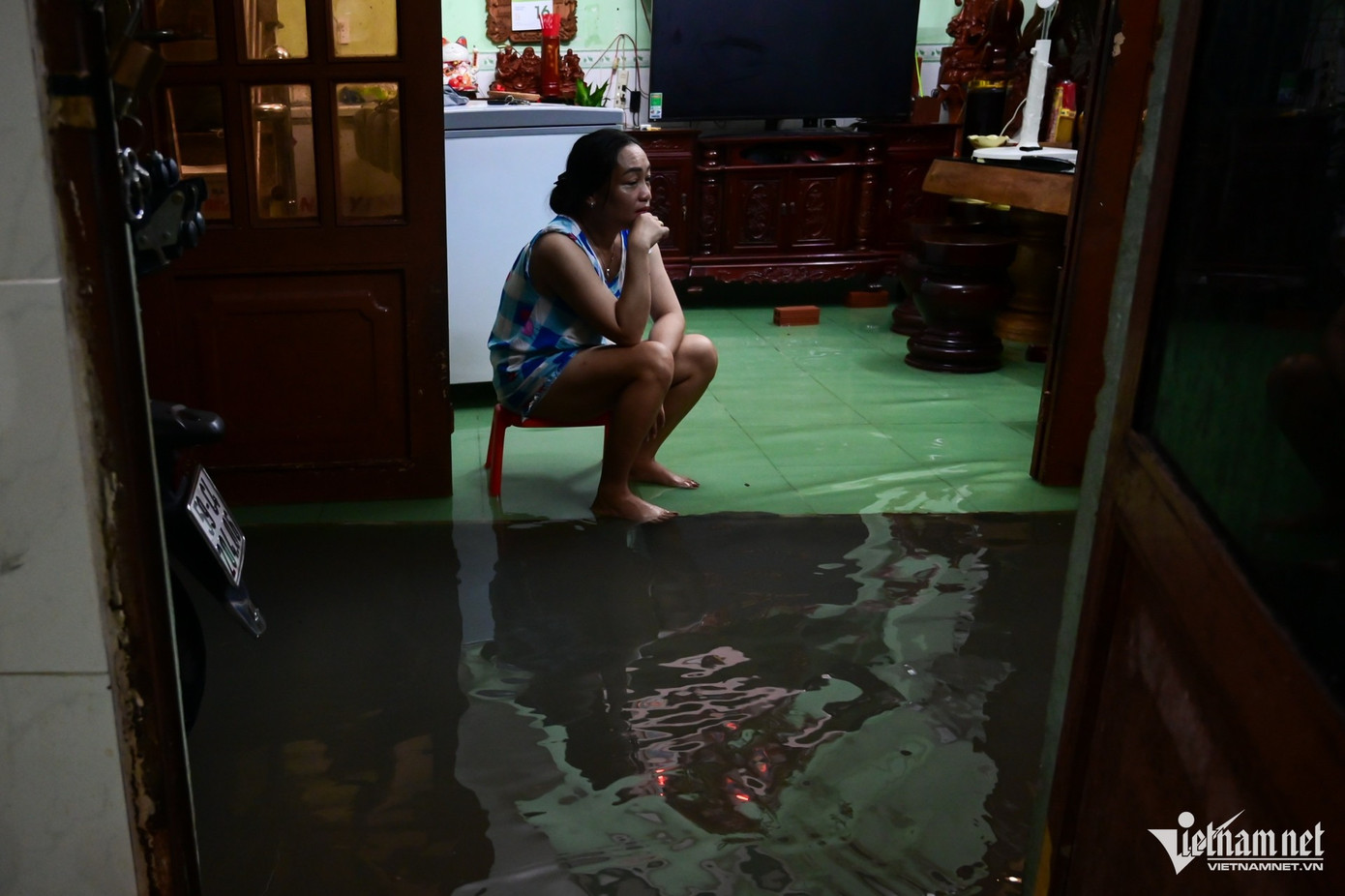 Nhưng nhiều người trong khu vực này thì không biết làm gì khác ngoài ngồi giữa nhà giữa biển nước lênh láng. Theo Đài khí tượng thuỷ văn khu vực Nam Bộ, mức triều đo được tại huyện Nhà Bè chiều 18/10 lên đến 1m78, mức cao thứ hai trong vòng 25 năm qua. Nhưng nhiều người trong khu vực này thì không biết làm gì khác ngoài ngồi giữa nhà giữa biển nước lênh láng. Theo Đài khí tượng thuỷ văn khu vực Nam Bộ, mức triều đo được tại huyện Nhà Bè chiều 18/10 lên đến 1m78, mức cao thứ hai trong vòng 25 năm qua.