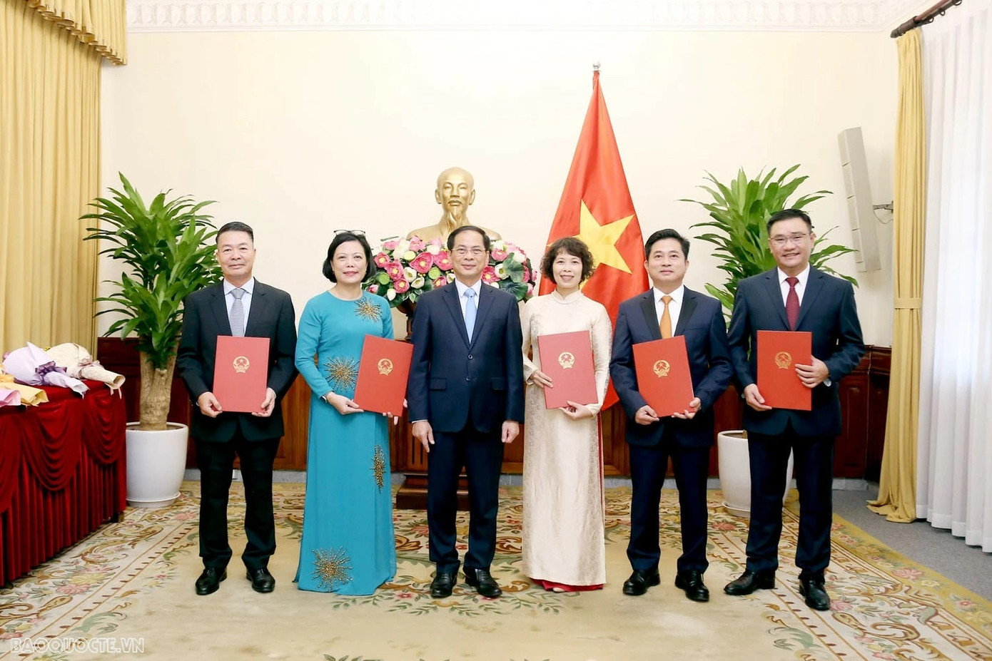 Phó Thủ tướng, Bộ trưởng Ngoại giao Bùi Thanh Sơn chụp ảnh cùng các đồng chí được trao quyết định bổ nhiệm.