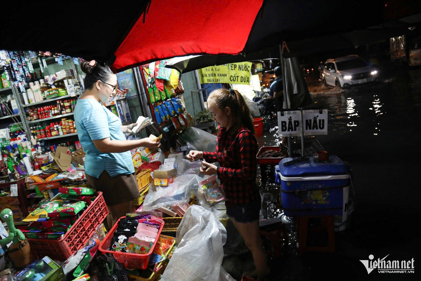 Cách đó không xa, tiểu thương ở chợ Phú Thuận phải dùng bạt nhựa để tránh sóng đánh vào cửa hàng. Một số hàng ăn tại đây đã tạm nghỉ bán để "né" nước triều dâng. Cách đó không xa, tiểu thương ở chợ Phú Thuận phải dùng bạt nhựa để tránh sóng đánh vào cửa hàng. Một số hàng ăn tại đây đã tạm nghỉ bán để "né" nước triều dâng.