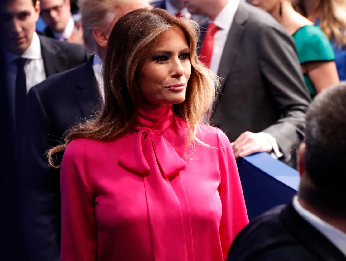Melania Trump mặc chiếc áo cánh cổ nơ màu hồng của Gucci trong cuộc tranh luận tổng thống tại Đại học Washington ở St. Louis, Missouri vào ngày 9/10/2016. Ảnh: Getty Images. Melania Trump mặc chiếc áo cánh cổ nơ màu hồng của Gucci trong cuộc tranh luận tổng thống tại Đại học Washington ở St. Louis, Missouri vào ngày 9/10/2016. Ảnh: Getty Images.