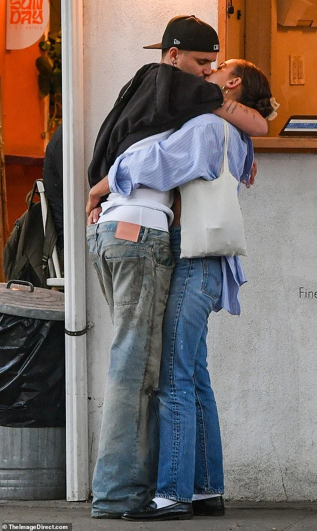 Romeo ôm hôn bạn gái mới ở chốn đông người. Ảnh: TheImageDirect.